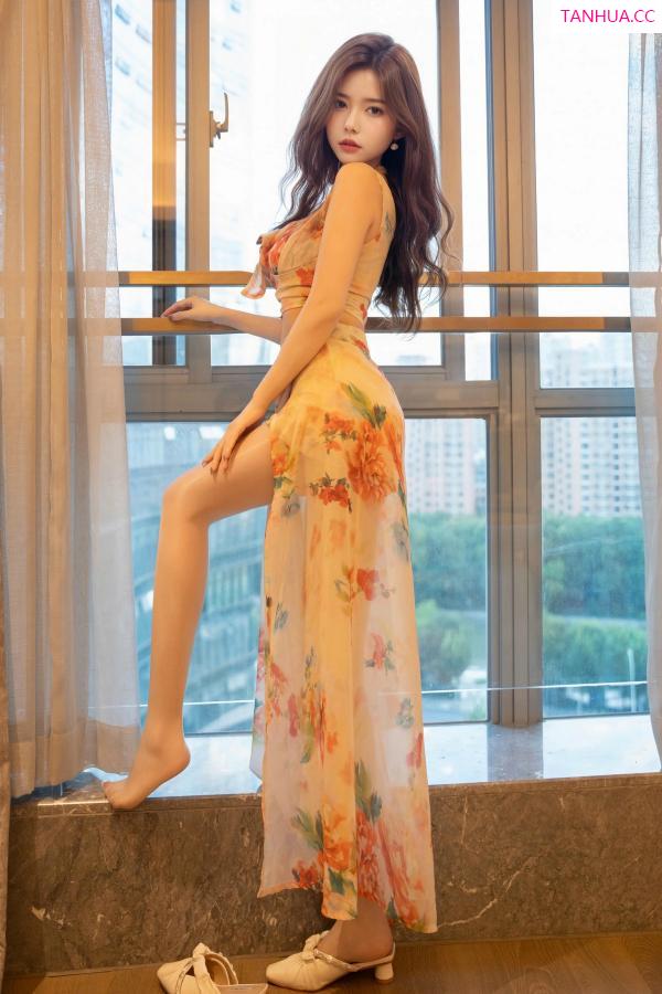   [XiuRen]高清写真图 2025.01.21 No.9792 拍黄瓜girl 丝袜美腿第2张图片